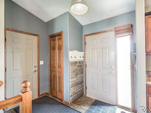 3rd image of 421 Macey Ave