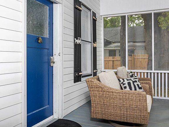 3rd image of 363 SE Saint Johns St