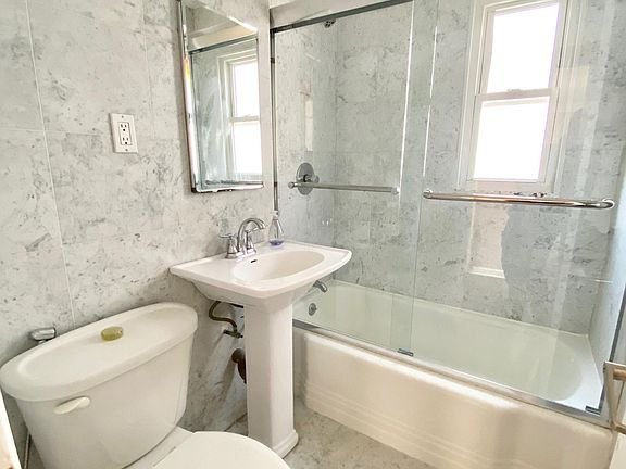 3rd image of 16423 Underhill Ave