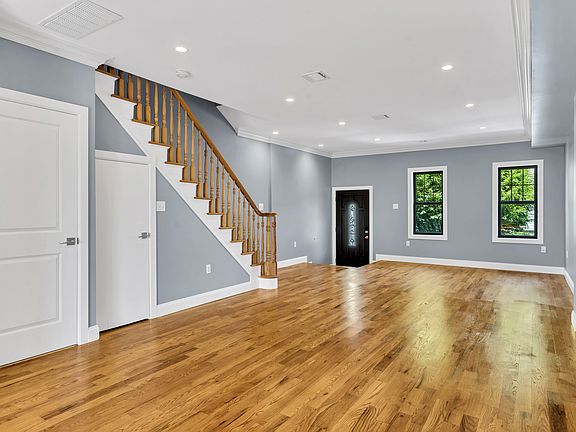 4th image of 28 Roosevelt Pl APT 2