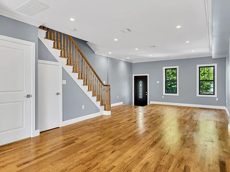 28 Roosevelt Pl #2 — Photo 4