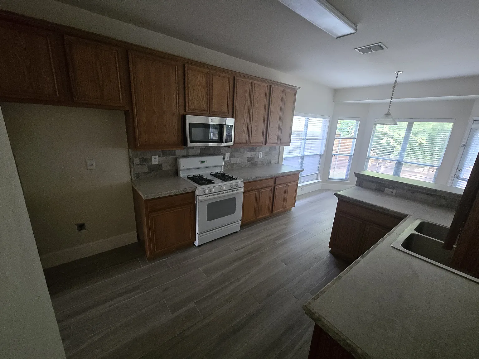 4 bed, 2.5 bath, 2386 sqft, $2,300 — Photo 3