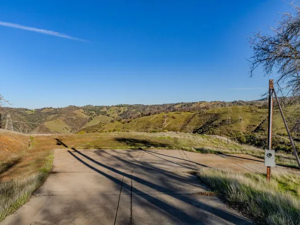 858 Candy Cir, Mokelumne Hill, CA 95245