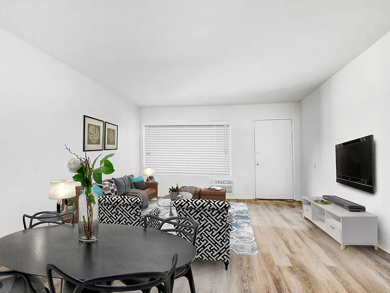 Reseda Apartments — Photo 43