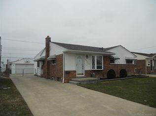 17860 S Wind Dr, Fraser, MI 48026