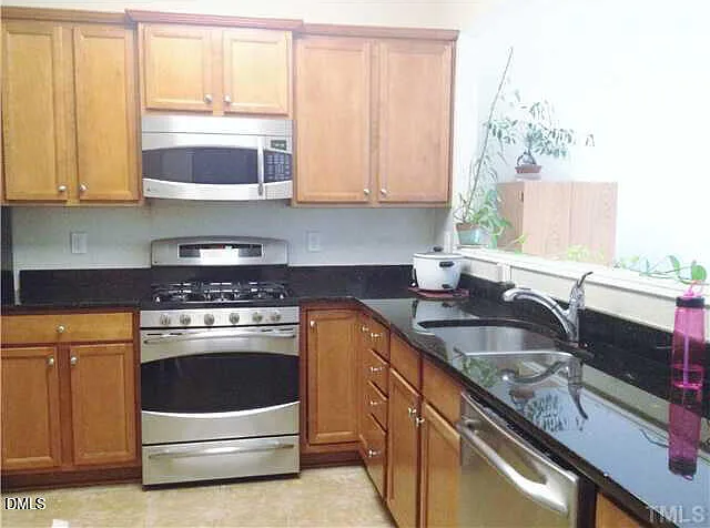 308 Dyersville Dr — Photo 5