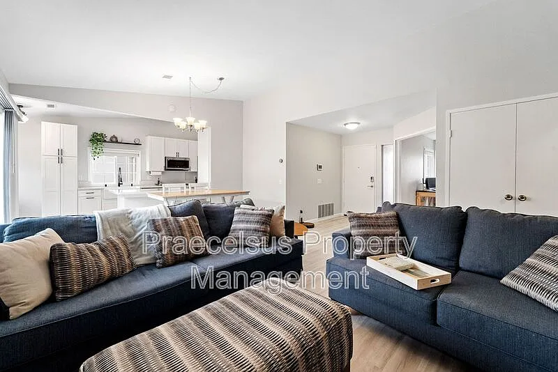 3 bed, 2.0 bath, 2167 sqft, $4,300 — Photo 3