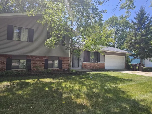 990 Camelot Dr, Crystal Lake, IL 60014