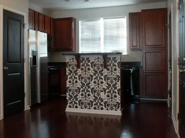 1543 Walnut View Dr, Charlotte, NC 28208