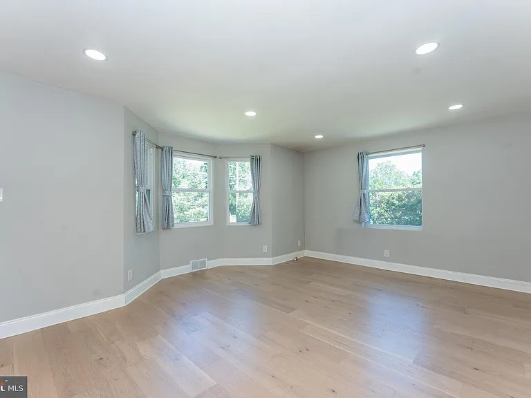 75 Reeder Ave — Photo 16