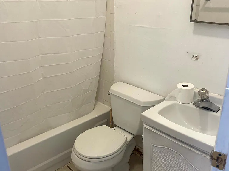 2150 Apt 2: Bathroom