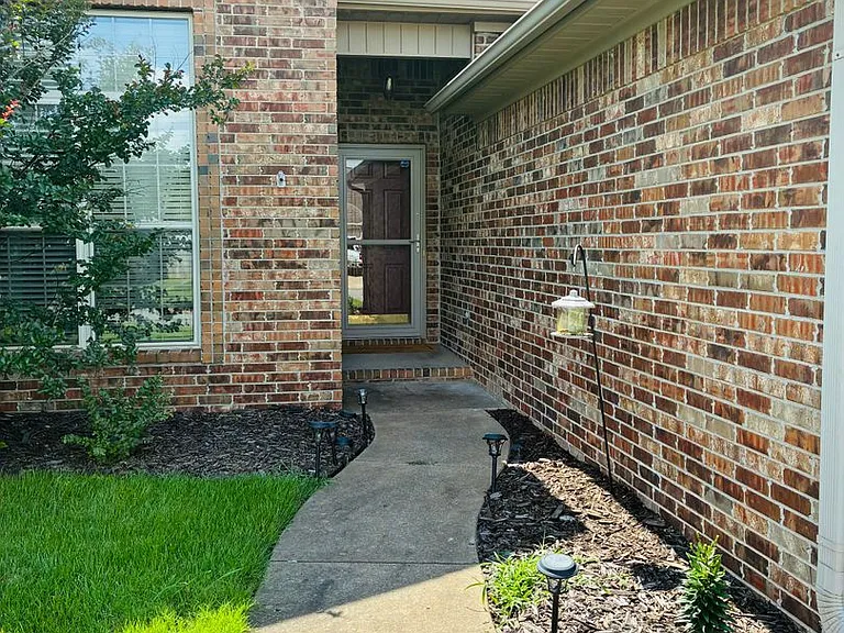 2217 Daniel Dr — Photo 2