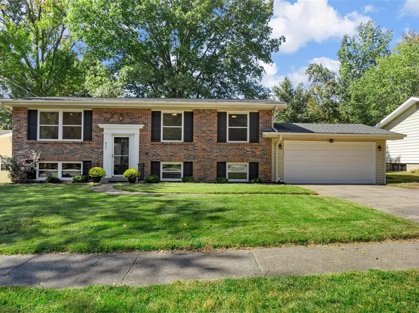 911 Brookvale Ter, Ballwin, MO 63021