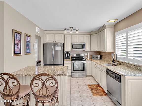3rd image of 71 N Buckingham Drive