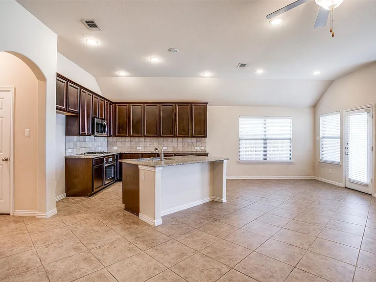 700 Golden Nugget Dr — Photo 2