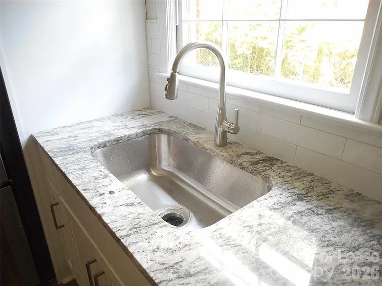 7556 Thorncliff Dr — Photo 5