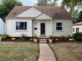 29593 Dembs Dr, Roseville, MI 48066