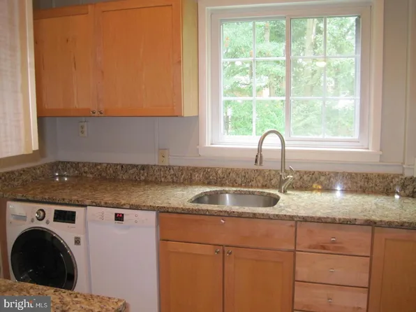 3220 Martha Custis Dr, Alexandria, VA 22302