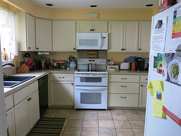 3rd image of 72 Judson St