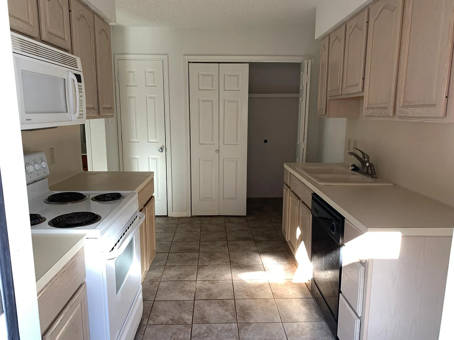 5018 Meandering Ln — Photo 3