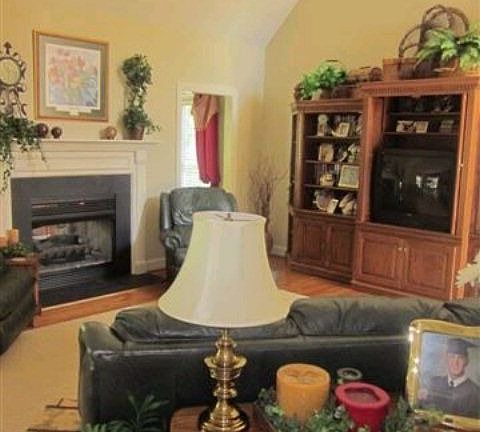3rd image of 202 Pine Hill Ct