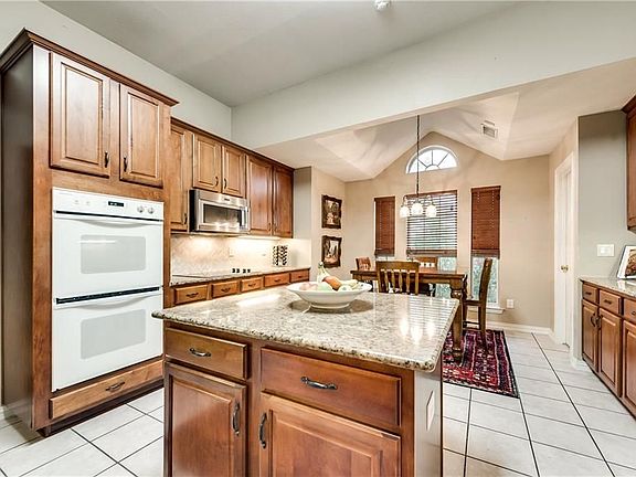 4th image of 3414 Bridgewater Dr