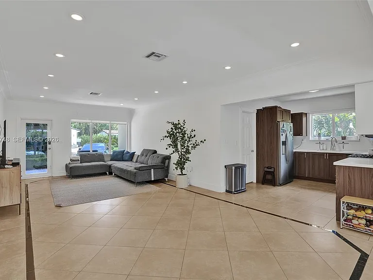 2025 Alamanda Dr — Photo 14