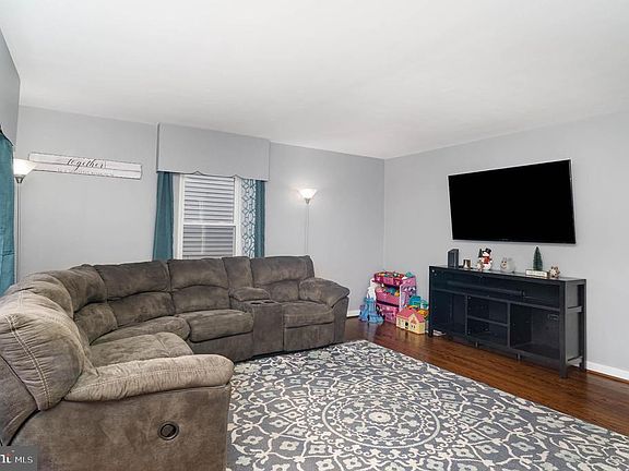 5th image of 409 Sunset Ln