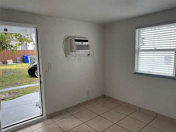5th image of 921 N 17th Ct #925