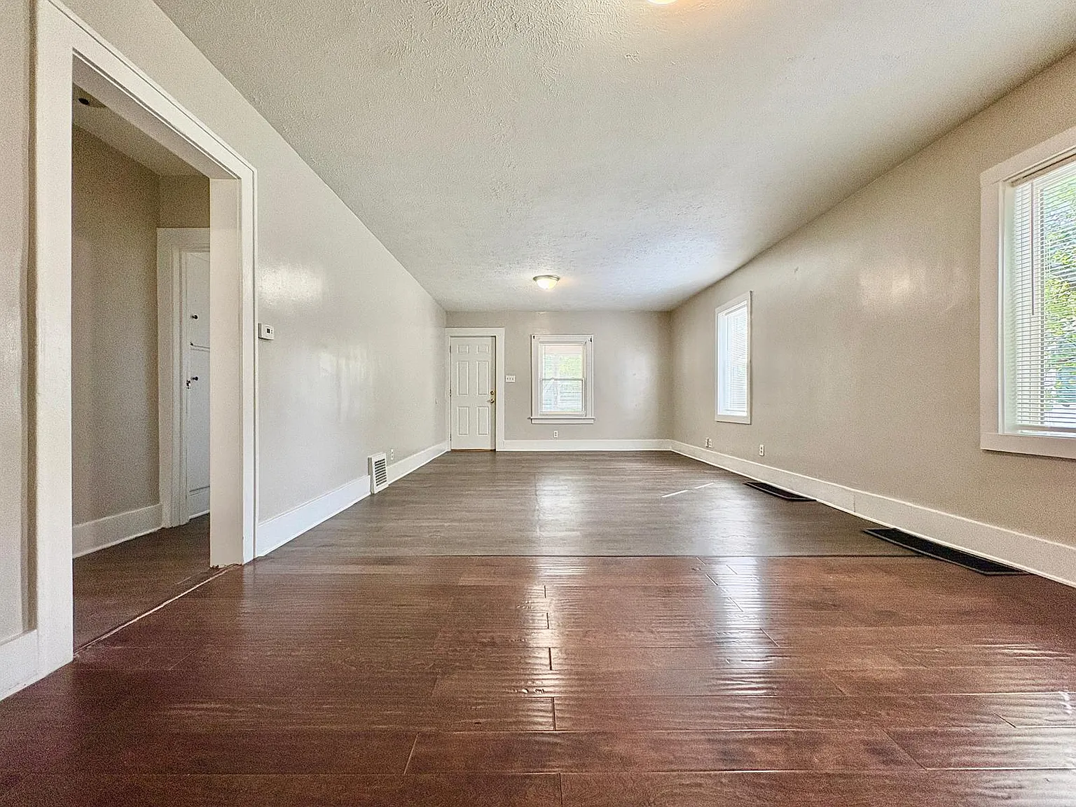 3 bed, 954 sqft, $1,378 — Photo 4