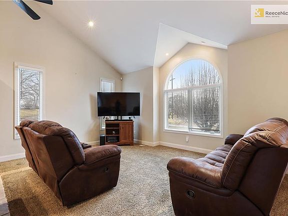 3rd image of 5215 Douglas Ave