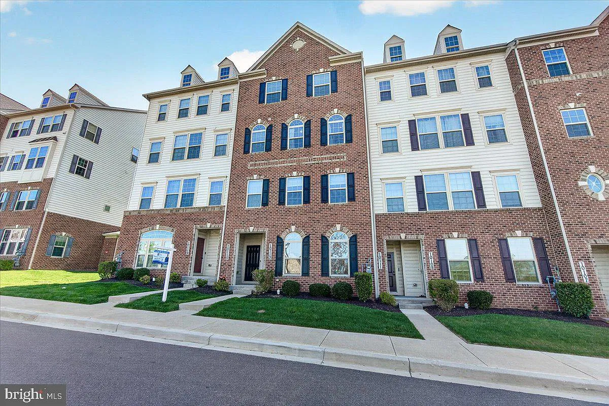 3 bed, 2.5 bath, 2806 sqft, $2,800 — Photo 2