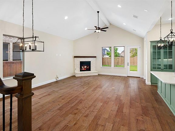 5th image of 1611 Lilac Ln