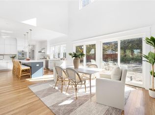 22 Willow Ln, Portsmouth, RI 02871