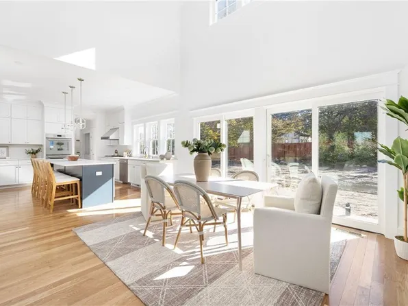 22 Willow Ln, Portsmouth, RI 02871