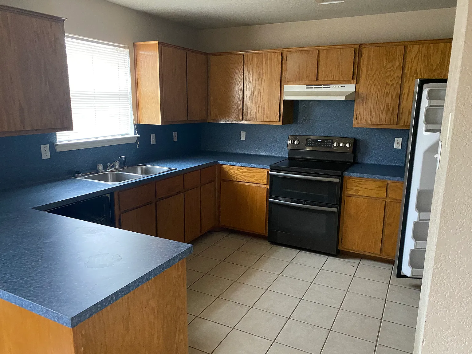 3 bed, 2.0 bath, 1604 sqft, $1,527 — Photo 4