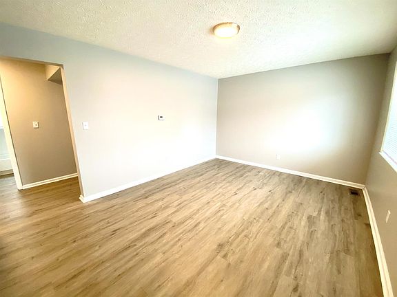 3rd image of 1300 Hood Ave