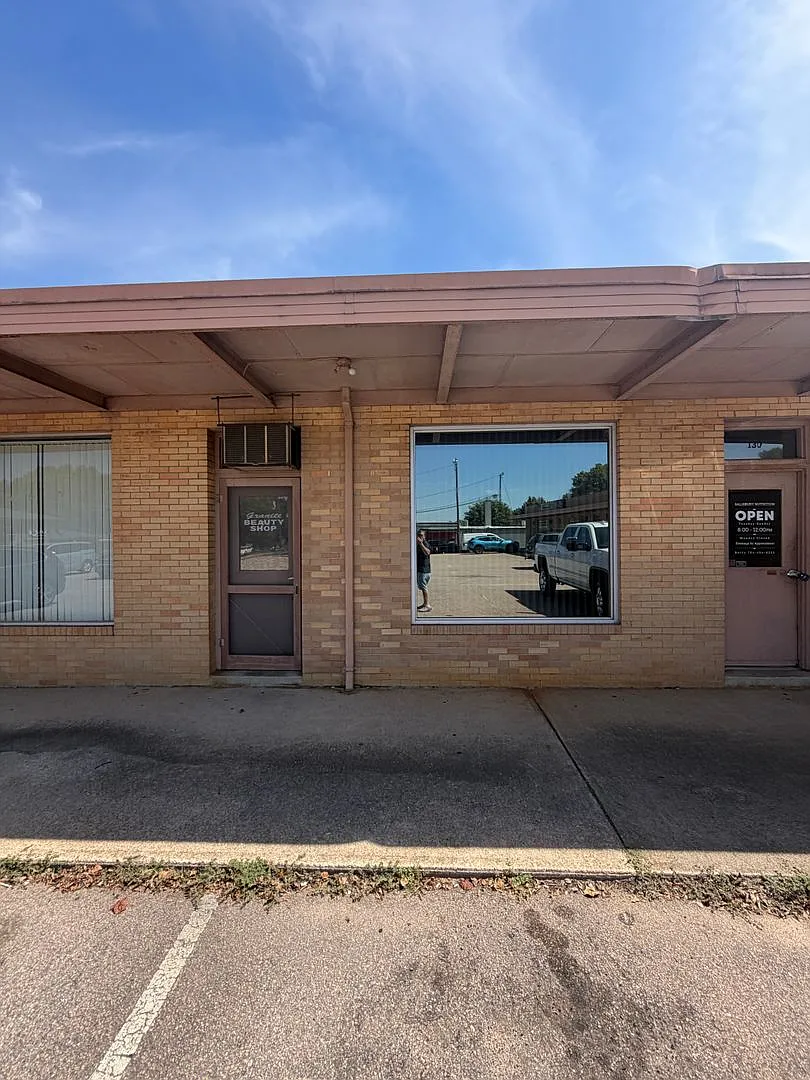 Beauty Salon/Retail Space For Rent — Photo 4