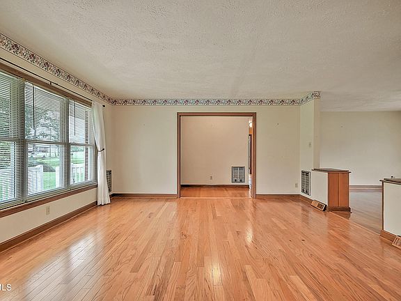 5th image of 105 Meadow View Dr