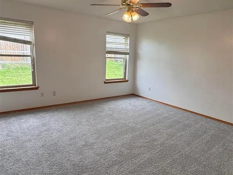 118 SE Churchill Way — Photo 9