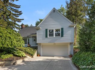 208 Lakewood Dr SE, East Grand Rapids, MI