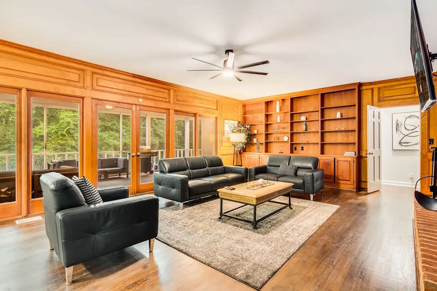 6 bed, 4.0 bath, 5694 sqft, $11,999 — Photo 3