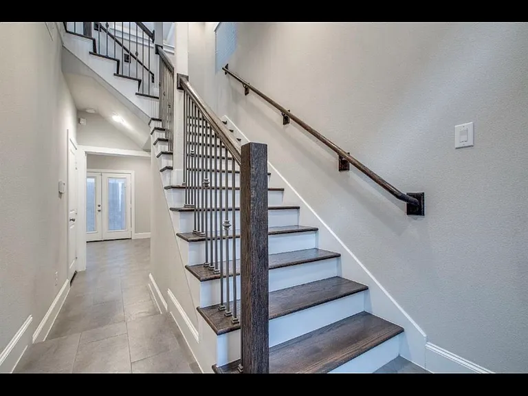 5521 D Larkin — Photo 1