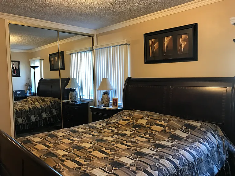 4638 Blackthorne Ave — Photo 30