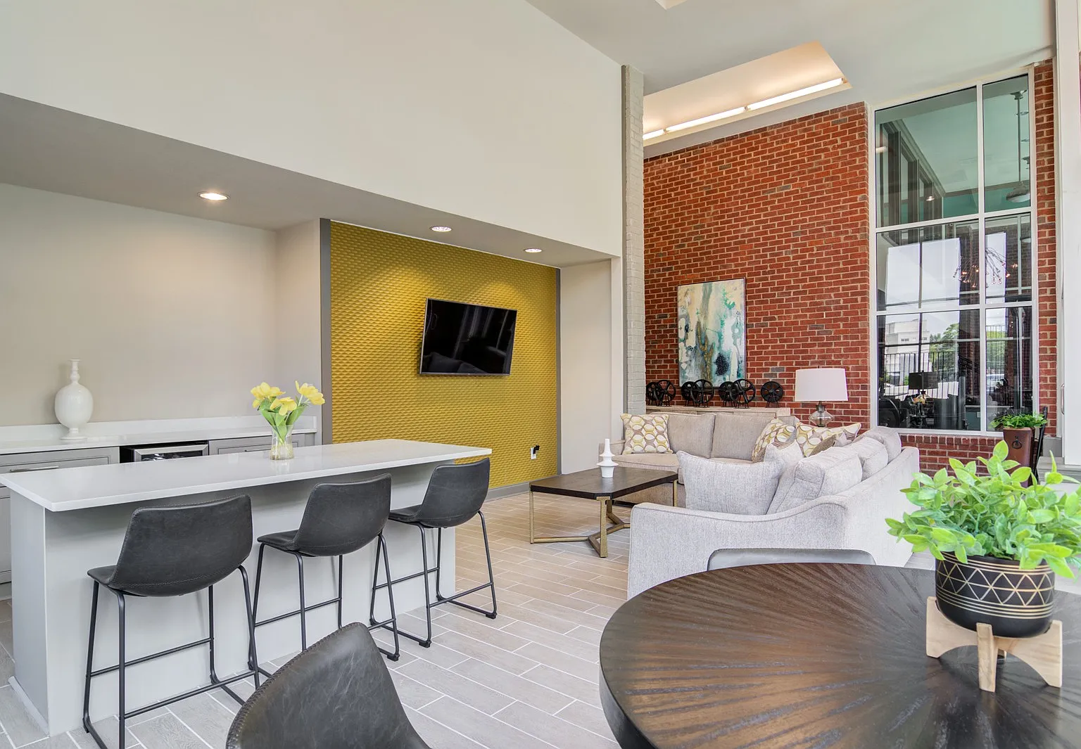 1660 Peachtree — Photo 3