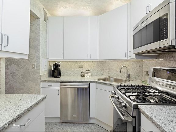 3rd image of 415 E 37th St APT 27L