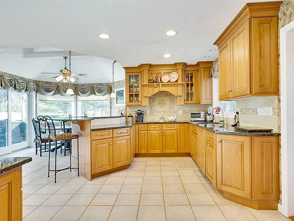 4th image of 50 Sagamore Dr