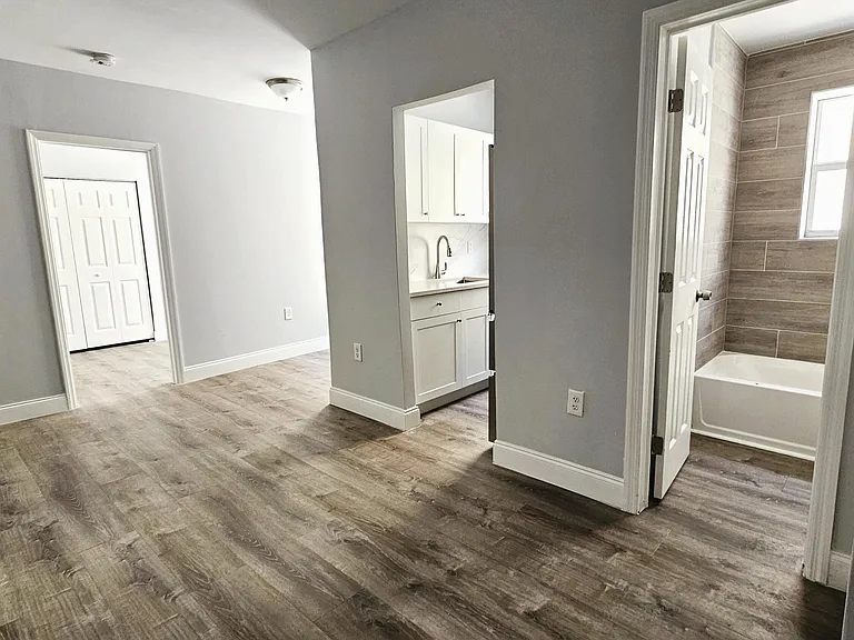 1142 SW 4th St #9 — Photo 6