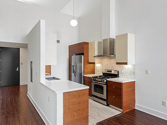 5th image of 220 E Broadway #956601