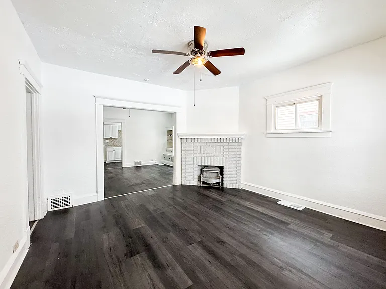 3 bed, 1.0 bath, 1200 sqft, $1,300 — Photo 10